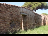 07178 ostia - regio i - insula xii - edificio (i,xii,9) - raum re vom korridor - nordseite - 06-2024.jpg